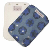 Gurtschoner zum Schutz deiner Babytrage aus grauem Stoff mit blauen Sternen und innen mit saugstarkem Frottee. Wird mit Druckknöpfen um die Träger deiner Babytrage geschlossen.