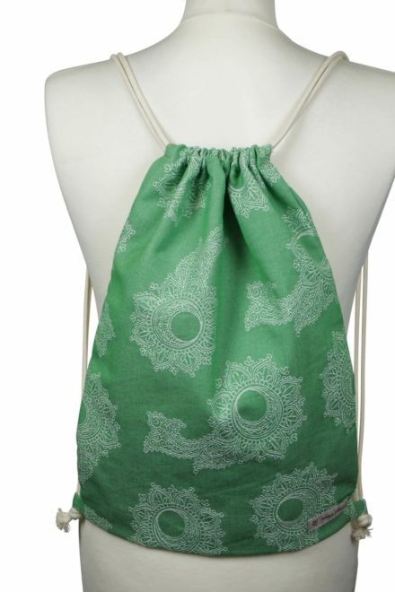 Fräulein Hübsch Stoffrucksack in Grün mit floralen Muster und beiger Kordel