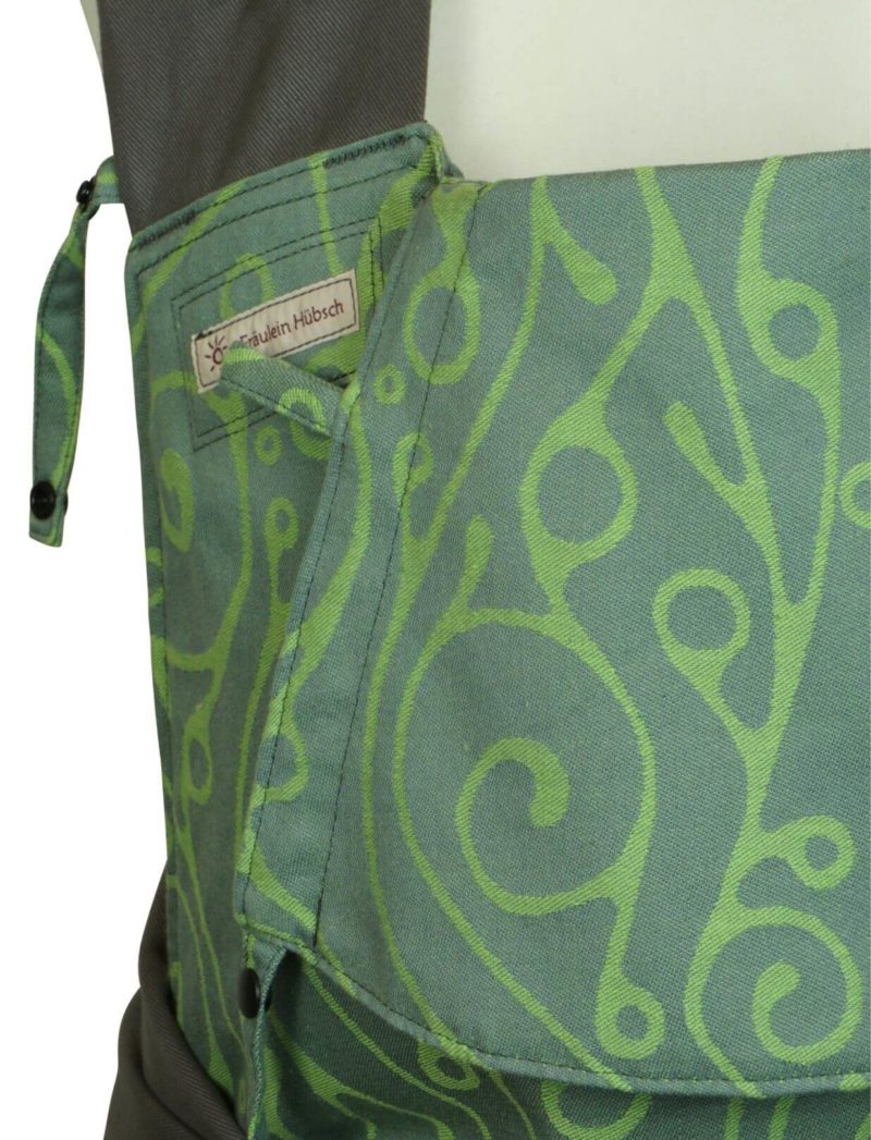 Babytrage Mei Tai Babysize Fräulein Hübsch Hellgrau mit geschwungenem, hellgrünen Muster Detailansicht