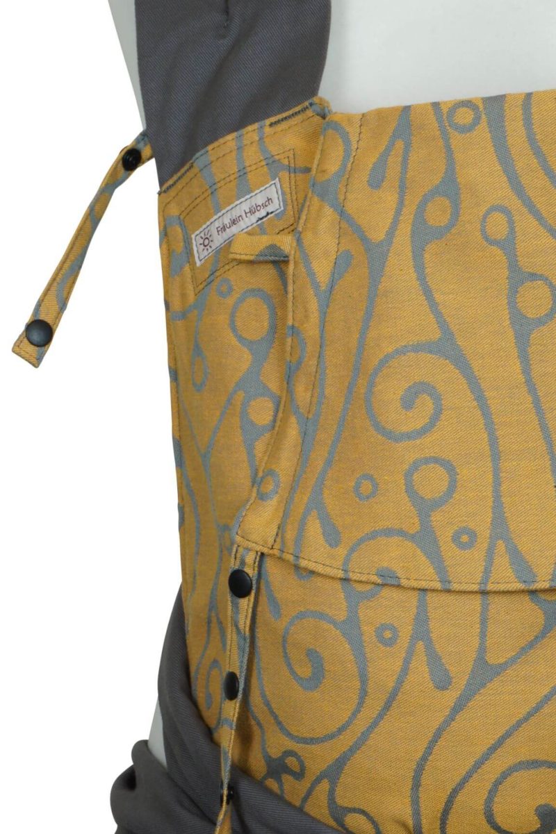 Mei Tai Babysize Seaweed Amber Detail Babytrage Mei Tai Babysize Fräulein Hübsch Bernstein mit geschwungenem, hellgrauen Muster