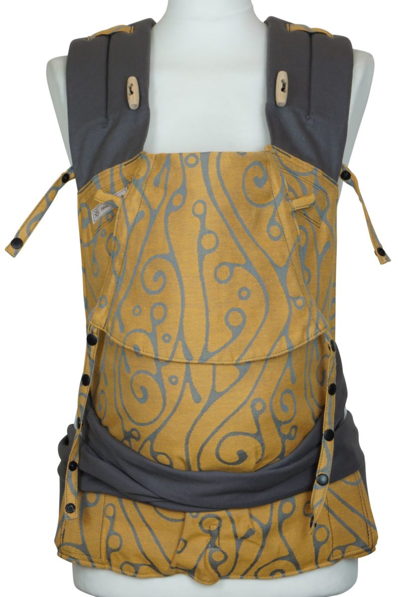 Mei Tai Babysize Seaweed Amber Front Babytrage Mei Tai Babysize Fräulein Hübsch Bernstein mit geschwungenem, hellgrauen Muster