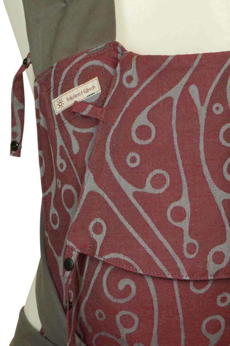Mei Tai Babysize Seaweed Bordeaux Detail Babytrage Mei Tai Babysize Fräulein Hübsch Weinrot mit geschwungenem, hellgrauen Muster Detailansicht