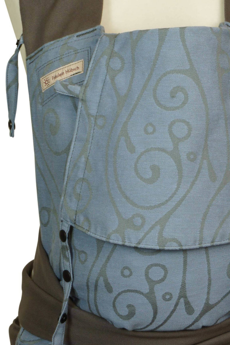 Mei Tai Babysize Seaweed Iceblue Detail Babytrage Mei Tai Babysize Fräulein Hübsch Hellblau mit hellgrauen, geschwungenem Muster  Detailansicht