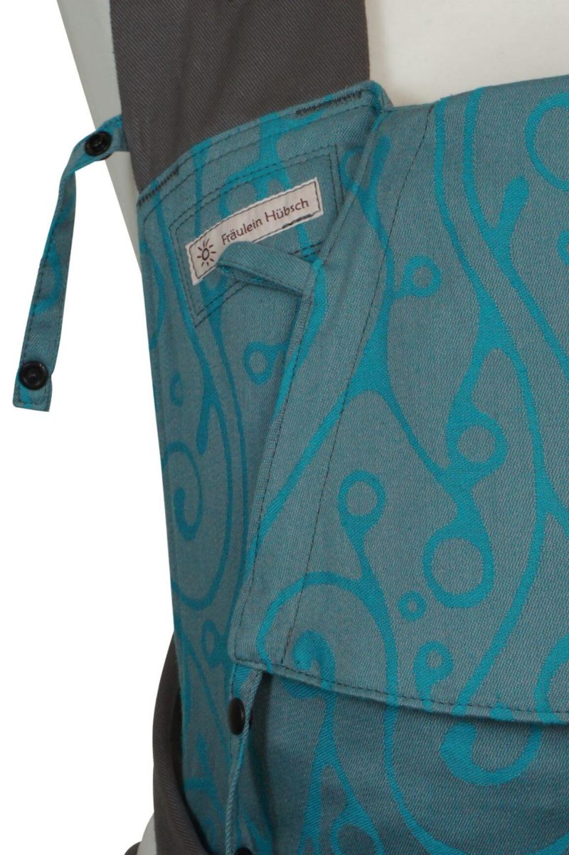 Babytrage Mei Tai Fräulein Hübsch Hellgrau mit geschwungenem, türkisen Muster Frontalansicht