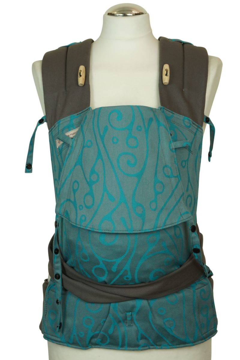 Babytrage Mei Tai Fräulein Hübsch Hellgrau mit geschwungenem, türkisen Muster Frontalansicht