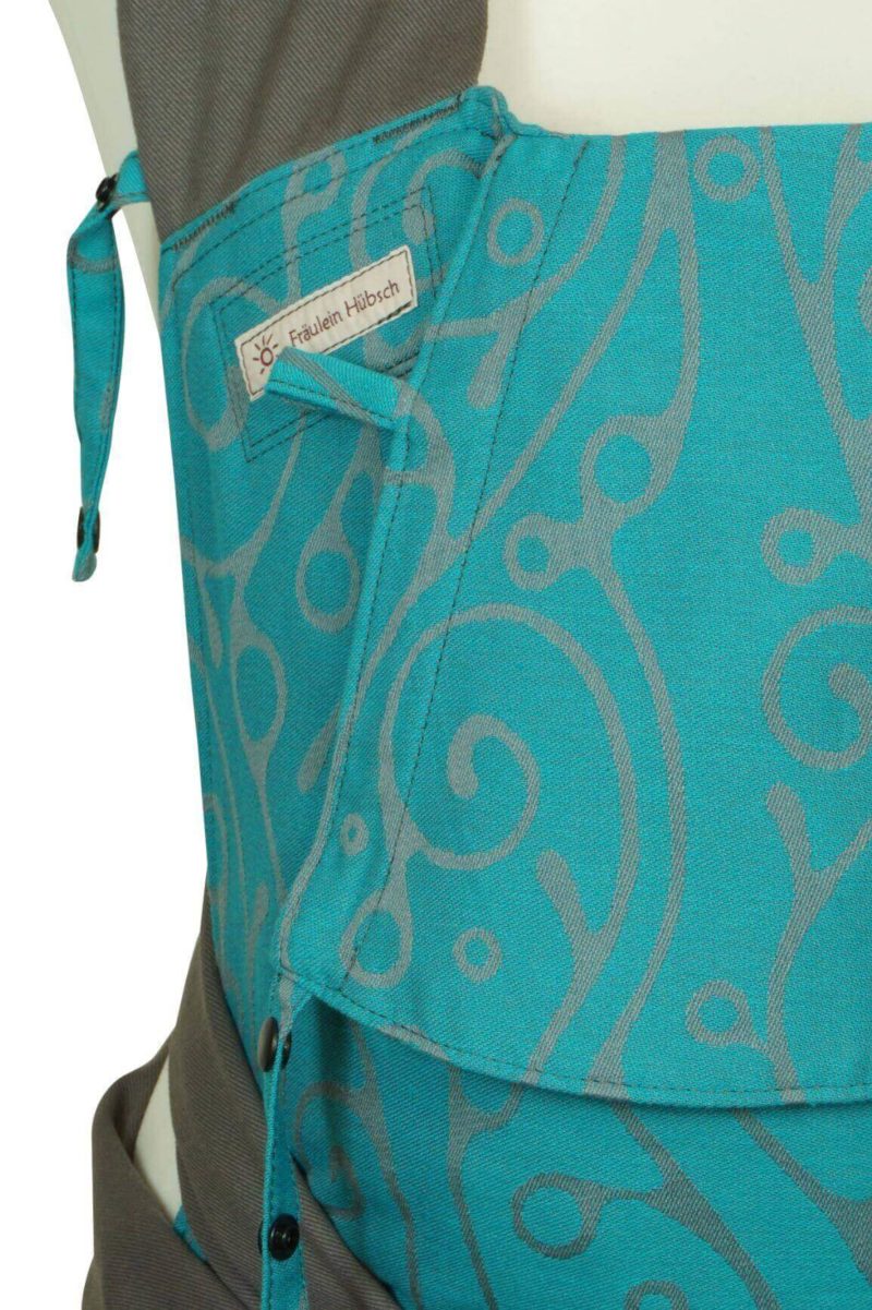 Mei Tai Babysize Seaweed Turquoise Detail Babytrage Mei Tai Fräulein Hübsch Seaweed Türkis mit geschwungenem, hellgrauen Muster Detailansicht
