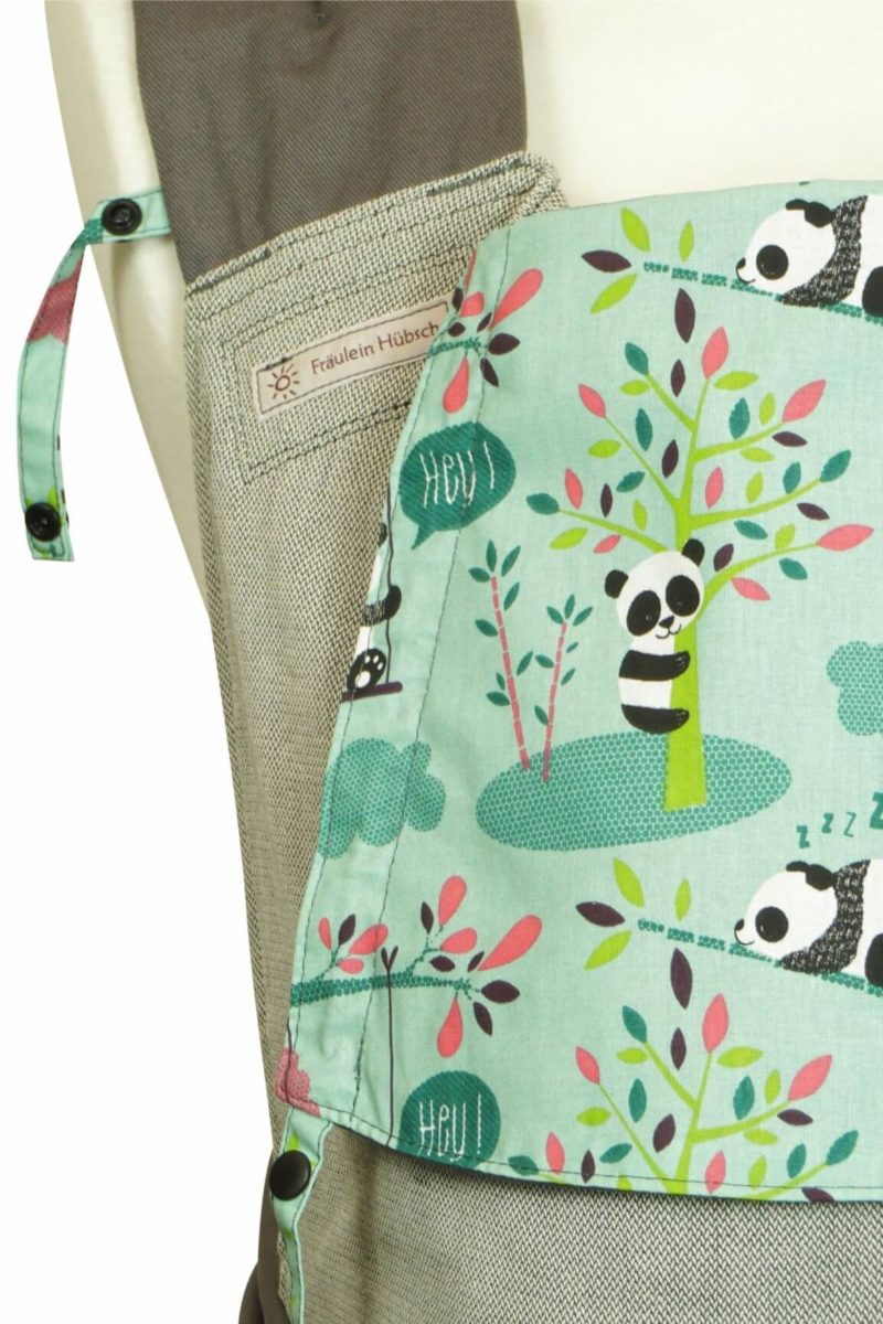 MT_TS_Tuerkise_Pandas_Det_komp Babytrage Fräulein Hübsch Mei Tai Toddlersize in Hellgrau mit Pandas Detailfoto