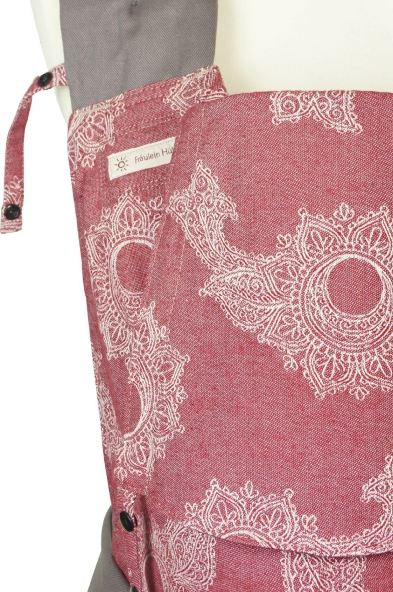 Babytrage Fräulein Hübsch Mei Tai Toddlersize Weinrot weiß florales Muster Detailansicht