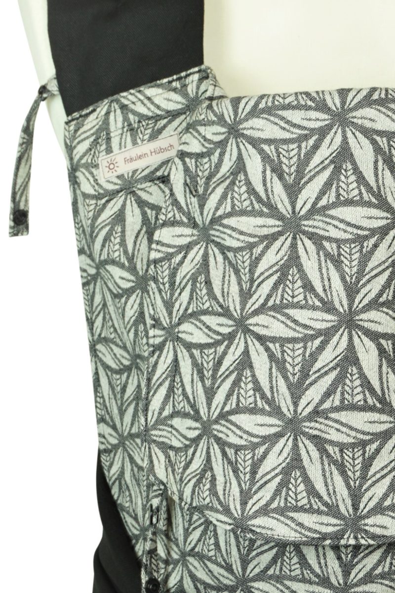 Babytrage Fräulein Hübsch Mei Tai Toddlersize Anthrazit mit floralem Motiv Detailansicht