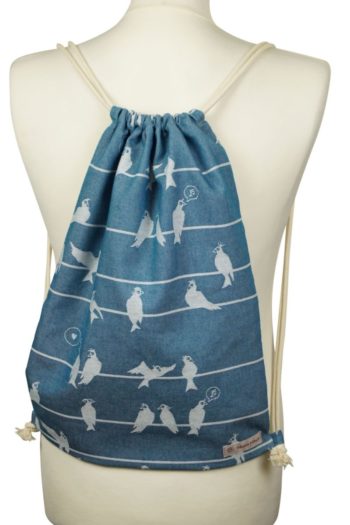 Fräulein Hübsch Stoffrucksack mit weißen Vögeln auf stahlblauen Hintergrund und beiger Kordel