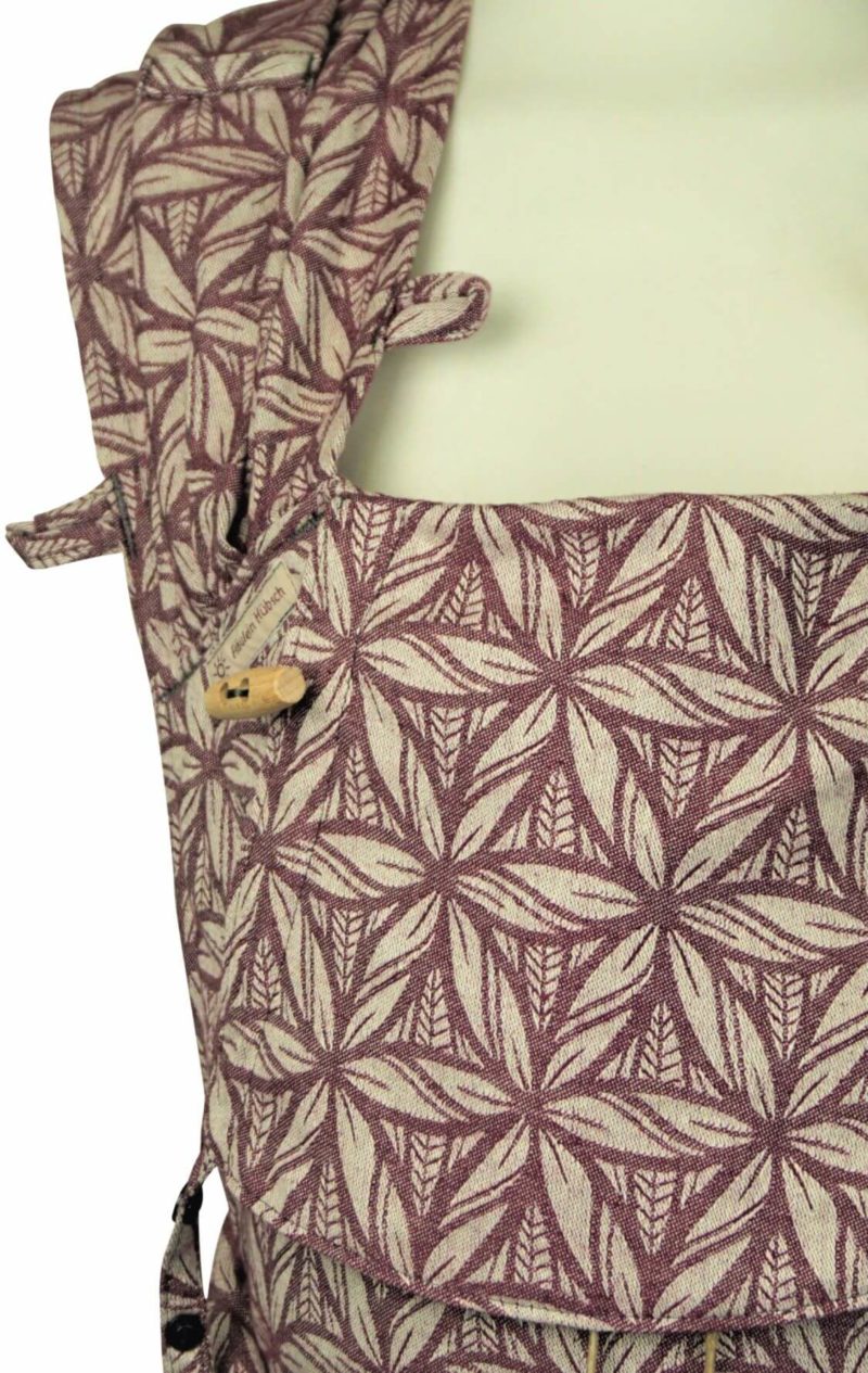 Babycarrier WrapCon Babysize "Lorelei Bordeaux" detail Babytrage Fräulein Hübsch Wrap Con Babysize weinrot weiß florales Muster