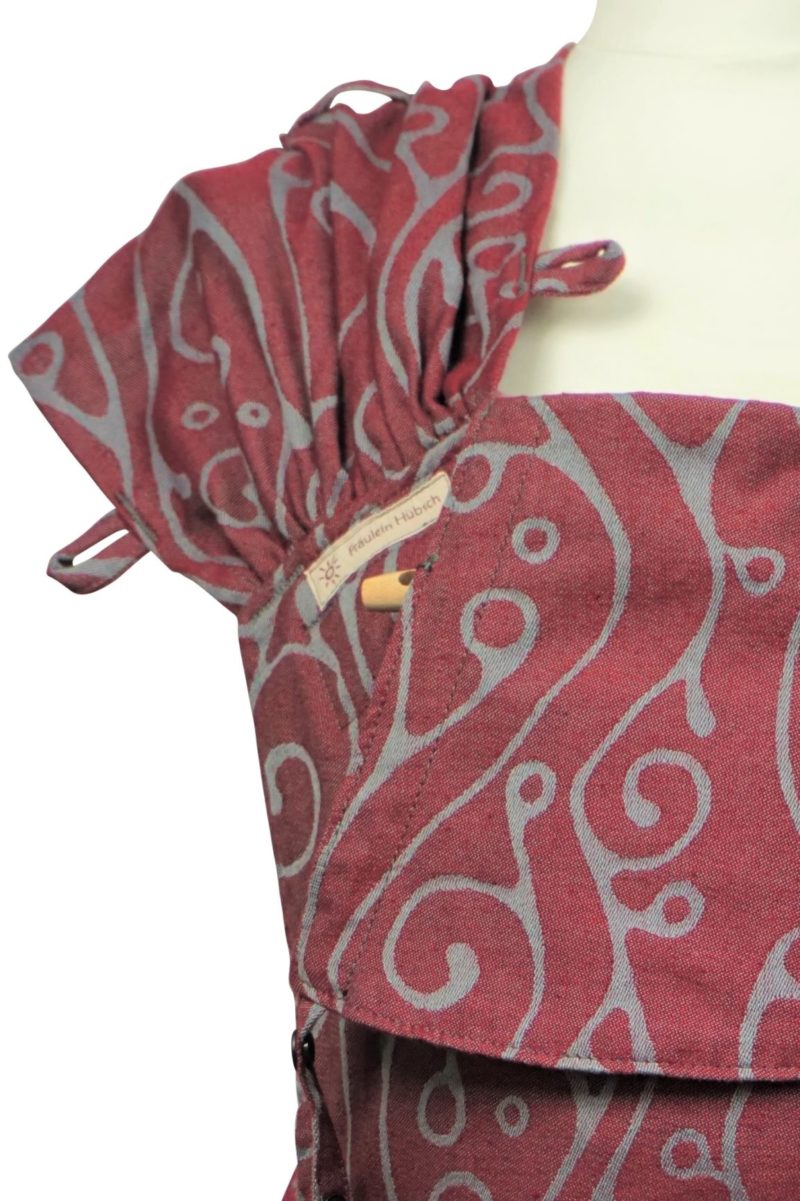 Babytrage WrapCon Babysize Seaweed Bordeaux Babytrage Fräulein Hübsch WrapCon Babysize Weinrot mit hellgrauen Schnörkel Muster
