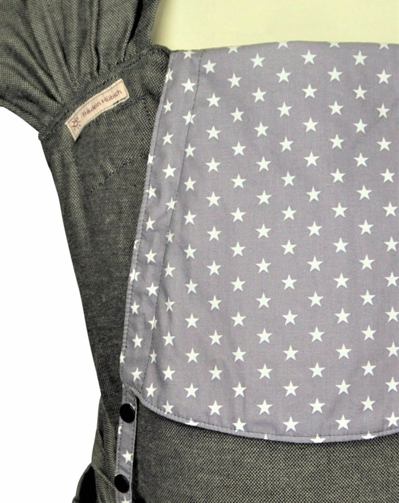 Babytrage Fräulein Hübsch WrapCon Babysize Dunkelgrau weiße Sternen auf der Kopfstütze