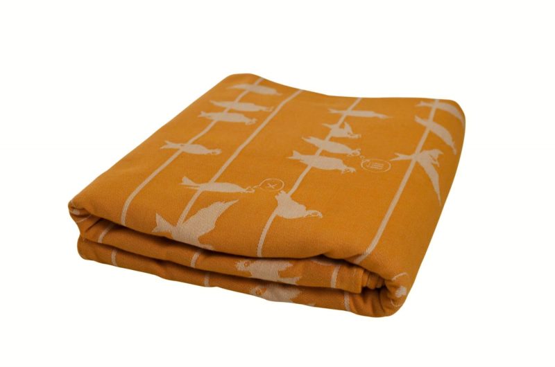 Sling BirdsOnAWire Mango folded Tragetuch in Orangeton mit weißem Vogelmuster