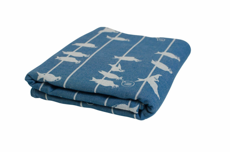 Tragefoto Fräulein Hübsch Tragetuch in Petrol und Weiß mit Vogelmuster