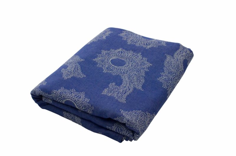 Sling Floral Marine Fräulein Hübsch Tragetuch in Blau und Weiß mit floralen Muster