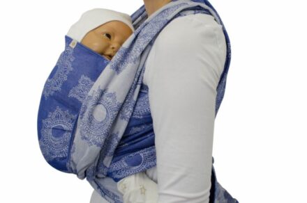Tragefoto Fräulein Hübsch Tragetuch in Blau und Weiß mit floralen Muster