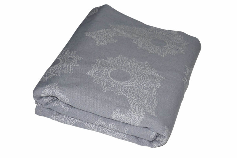 Sling Floral Silver folded Fräulein Hübsch Tragetuch in Hellgrau und Weiß mit floralen Muster