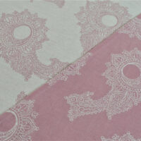 Detailansicht des Tragetuchstoffes Floral Zartrosa. Paisleymuster in Weiß auf Zartrosa Untergrund.