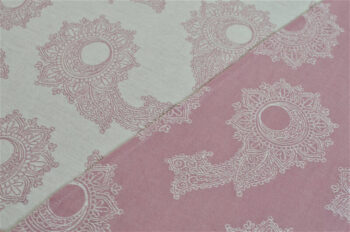 Detailansicht des Tragetuchstoffes Floral Zartrosa. Paisleymuster in Weiß auf Zartrosa Untergrund.