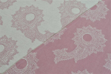 Detailansicht des Tragetuchstoffes Floral Zartrosa. Paisleymuster in Weiß auf Zartrosa Untergrund.