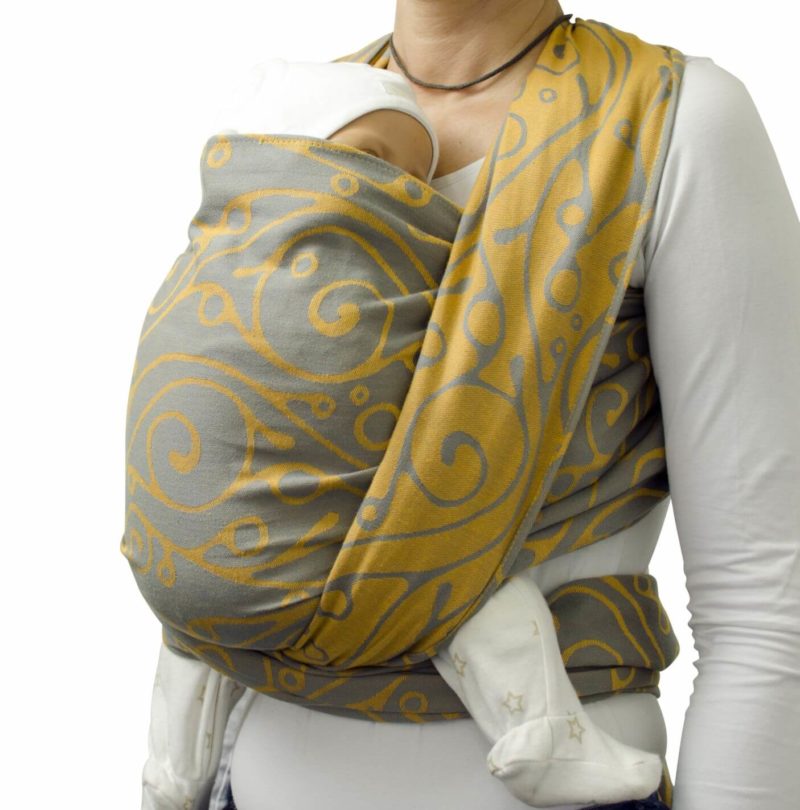 Tragetuch Seaweed Bernstein Tragefoto Fräulein Hübsch Tragetuch in Hellgrau und Gelb mit Muster