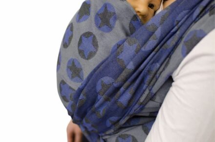 Tragefoto Fräulein Hübsch Tragetuch mit schwarzen und blauen Sternen