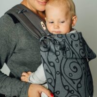 Babytrage Fräulein Hübsch Mei Tai Babysize in Hellgrau mit dunkelgrauen geschwungenen Muster
