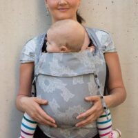 Babytrage Fräulein Hübsch WrapCon Babysize in Silber mit weißen floralen Muster