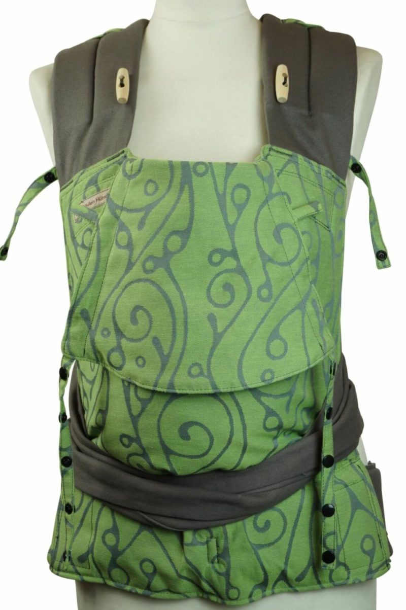 Babytrage in Lindgrün mit geschwungenem, grauen Muster und dunkelgrauen Trägern