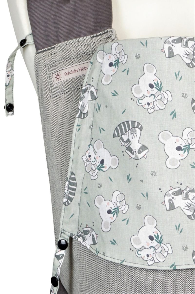 Mei Tai Toddlersize Babybear  Babytrage Fräulein Hübsch Mei Tai Toddlersize Hellgrau mit Koala und Waschbären auf der Kopfstütze Detailansicht