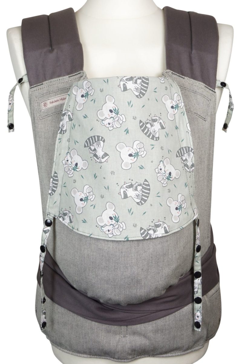 Mei Tai Toddlersize Babybear  Babytrage Fräulein Hübsch Mei Tai Toddlersize Hellgrau mit Koala und Waschbären auf der Kopfstütze