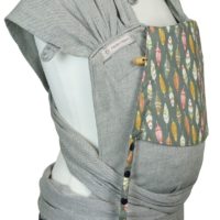 Babytrage Fräulein Hübsch WrapCon Babysize Hellgrau mit bunten Federn auf der Kopfstütze Seitansicht