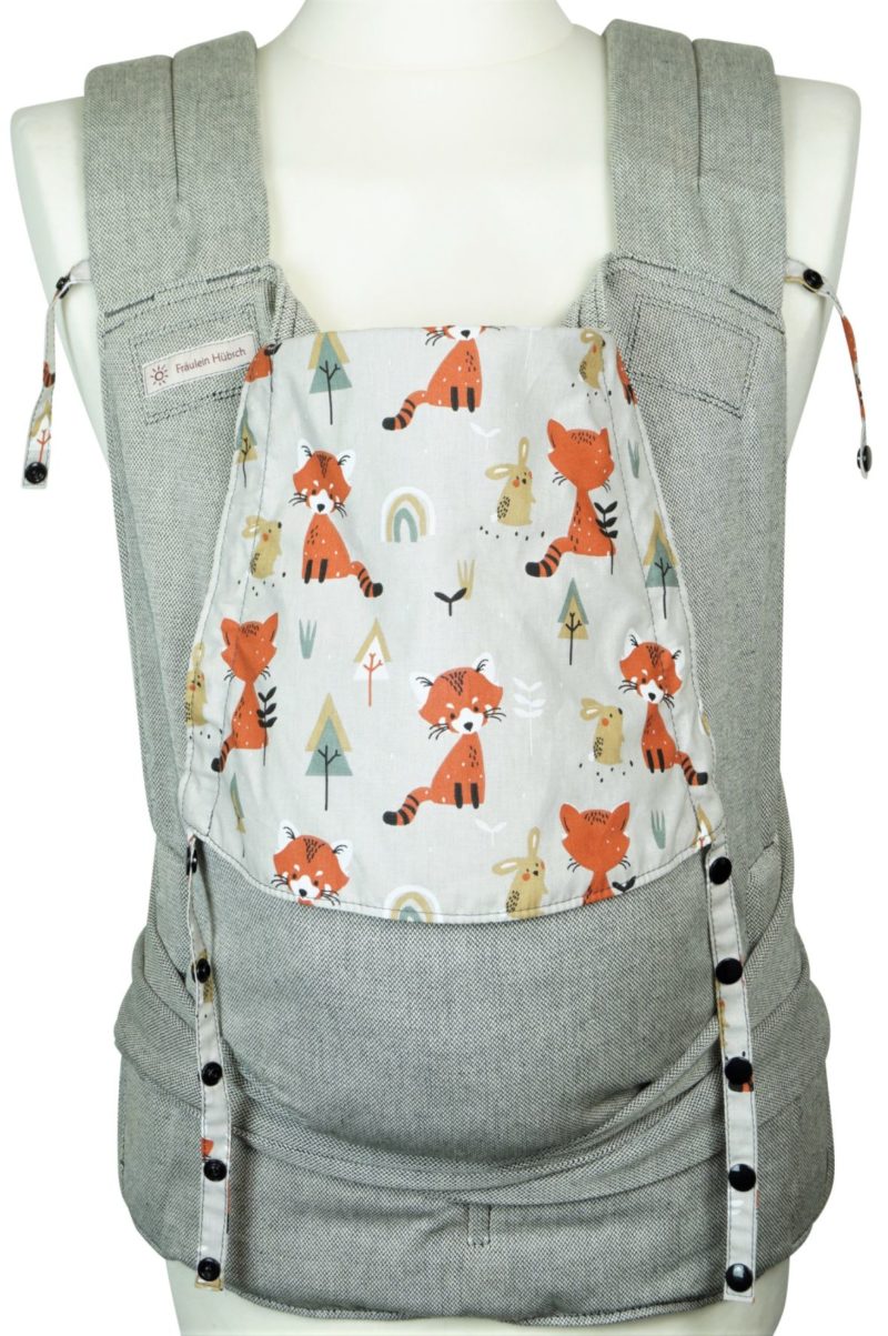 Babytrage Fräulein Hübsch Soft Tai Toddlersize Hellgrau mit Füchsen und Hasen auf der Kopfstütze