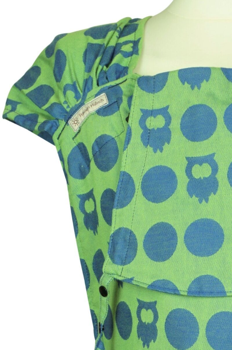 WrapCon Toddlersize Eulen Blau Detailansicht Babytrage Fräulein Hübsch WrapCon Toddlersize mit blauen Eulen auf grünem Hintergrund seitliche Ansicht