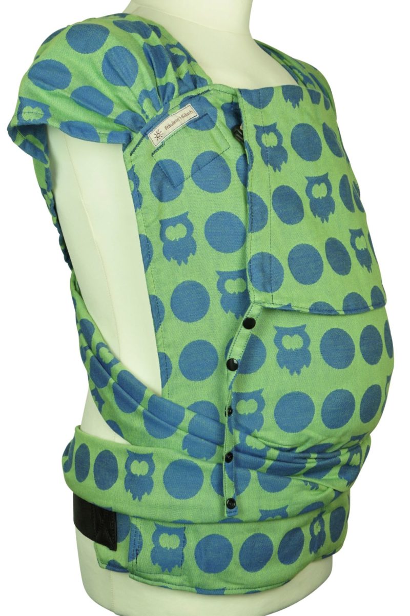 WrapCon Toddlersize Eulen Blau Seitansicht Babytrage Fräulein Hübsch WrapCon Toddlersize mit blauen Eulen auf grünem Hintergrund seitliche Ansicht