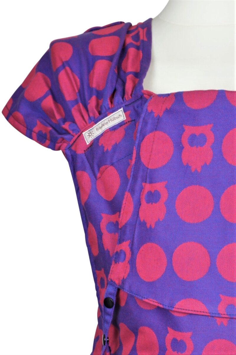 Babytrage Fräulein Hübsch WrapCon Toddlersize mit pinken Eulen auf blauen Hintergrund seitliche Ansicht