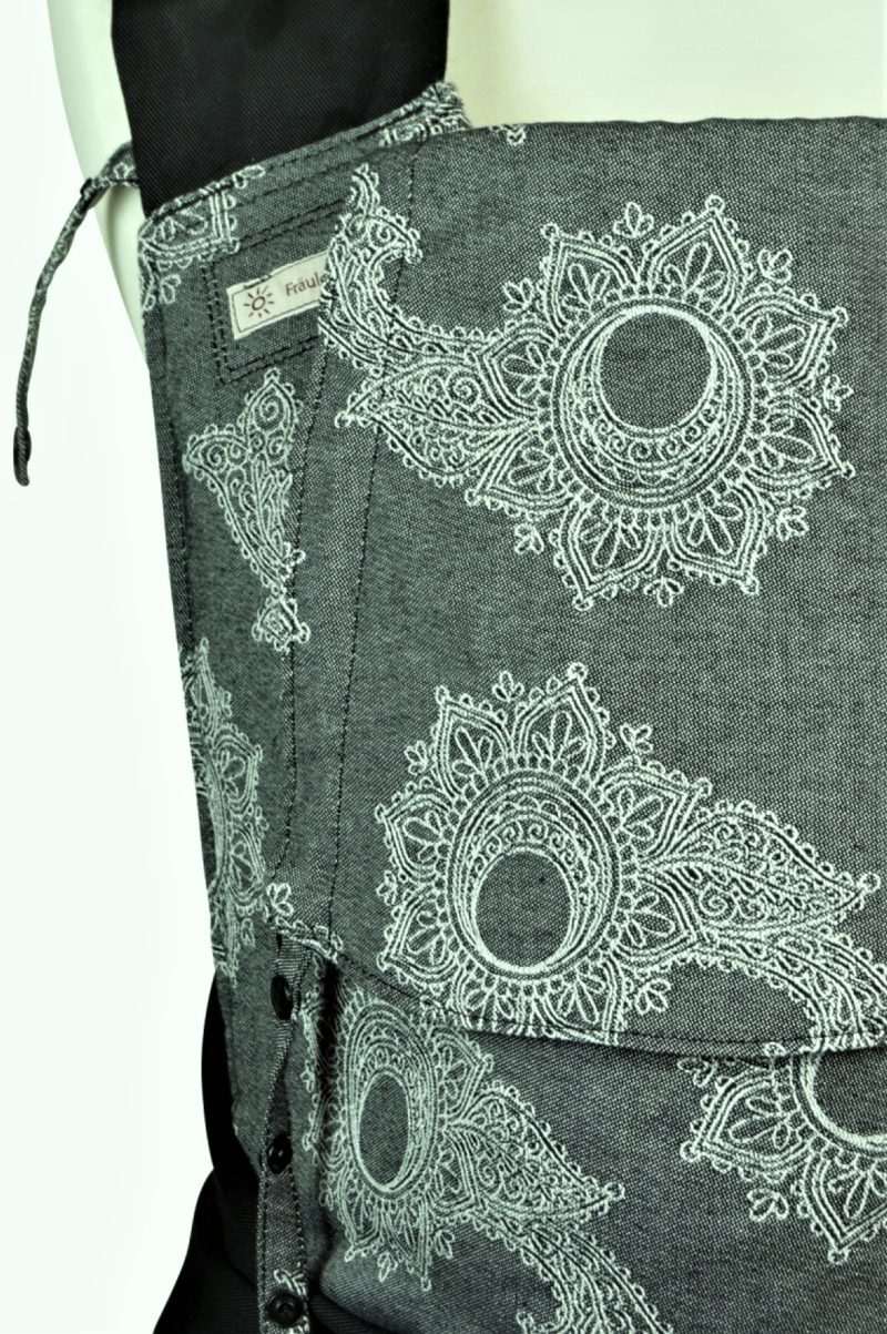 Babytrage Fräulein Hübsch Mei Tai Toddlersize Dunkelgrau mit weiß floralem Muster