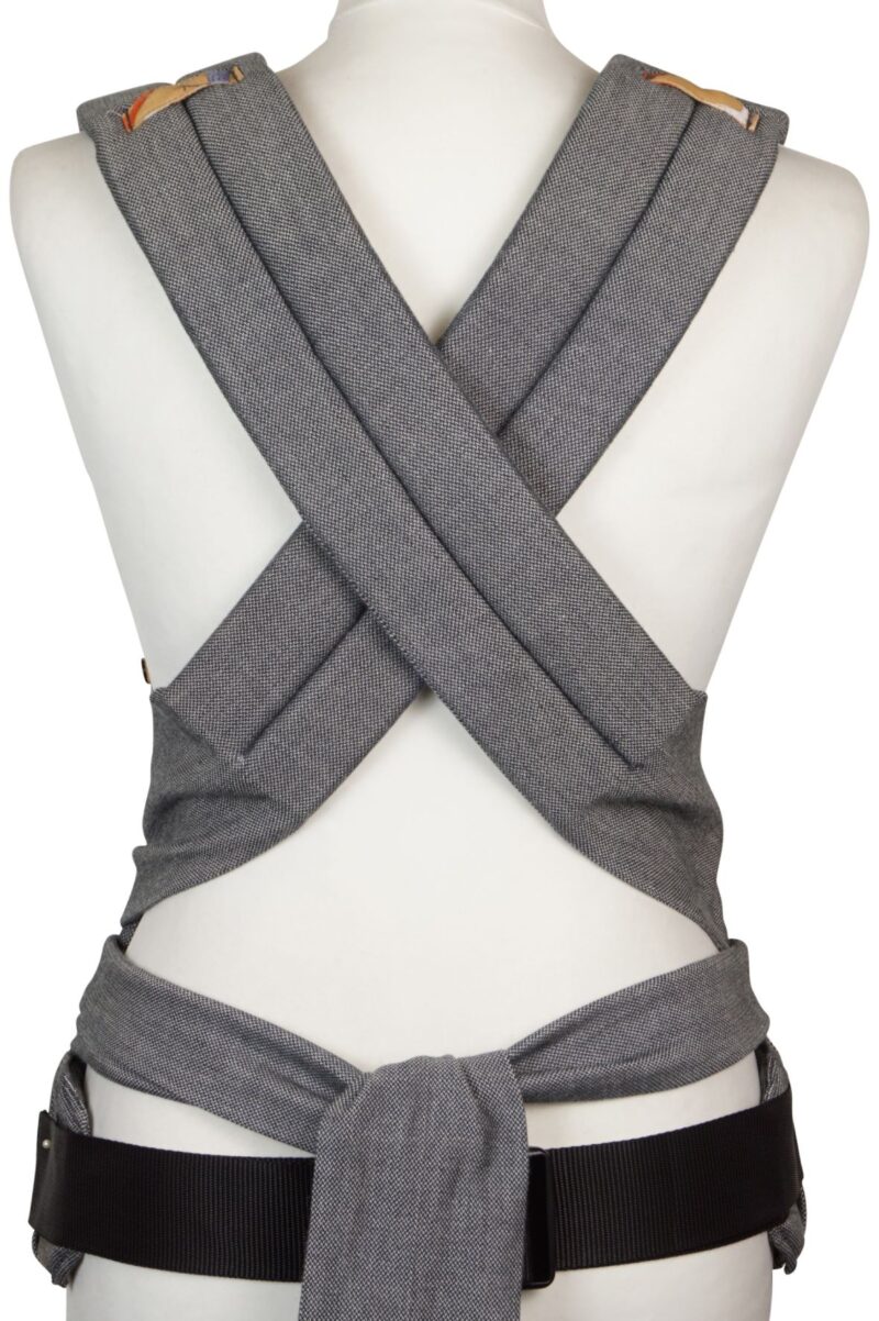 SoftTai Graphite Ruckansicht Neu Ansicht Schulterträger Mei Tai von hinten, die Träger werden am Rücken gekreuzt und vorne zu einem Knoten gebunden.