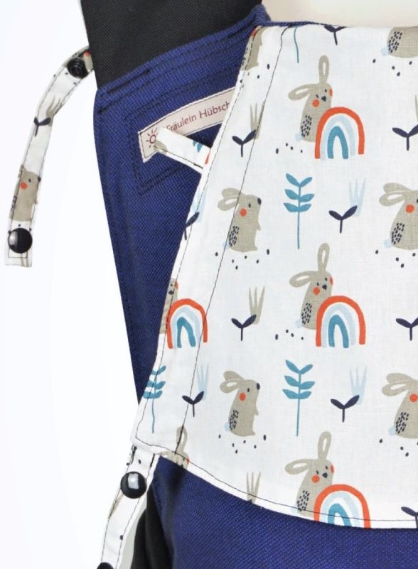 Mei Tai Babysize Rainbow Rabbit Detailansicht Babytrage Fräulein Hübsch Mei Tai Babysize Dunkelblau mit Regenbogen und Hasen auf der Kopfstütze