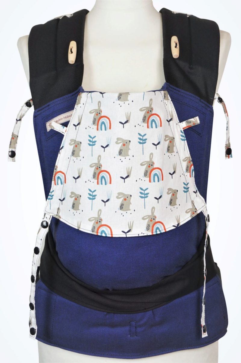 Mei Tai Babysize Rainbow Rabbit Babytrage Fräulein Hübsch Mei Tai Babysize Dunkelblau mit Regenbogen und Hasen auf der Kopfstütze