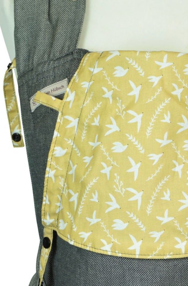 Babycarrier SoftTai Babysize Dove of Peace Detail Babytrage Fräulein Hübsch Soft Tai Babysize Dunkelgrau mit Friedenstauben auf ockerfarbener Kopfstütze