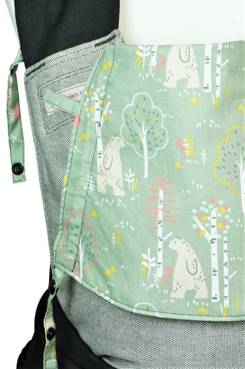 Babycarrier Mei Tai Babysize "Birch 'n' Bear" Detail Babytrage Fräulein Hübsch Mei Tai Babysize Hellgrau mit Birken und Eisbären auf der Kopfstütze
