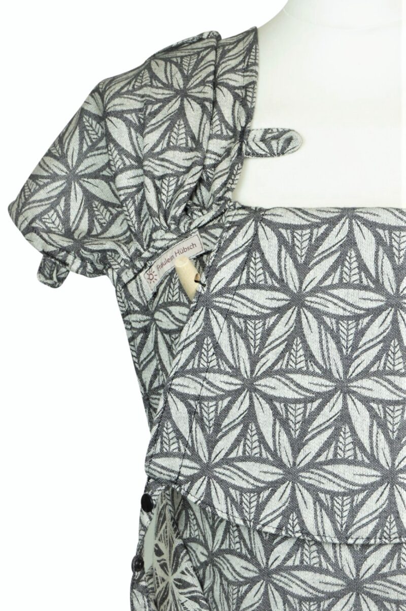 Babytrage Fräulein Hübsch WrapCon Babysize dunkelgrau mit floralen Motiv Detailansicht