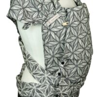 Babytrage Fräulein Hübsch WrapCon Babysize dunkelgrau mit floralen Motiv Detailansicht