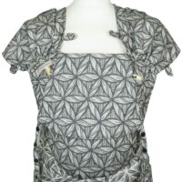 Babytrage Fräulein Hübsch WrapCon Babysize dunkelgrau mit floralen Motiv Detailansicht