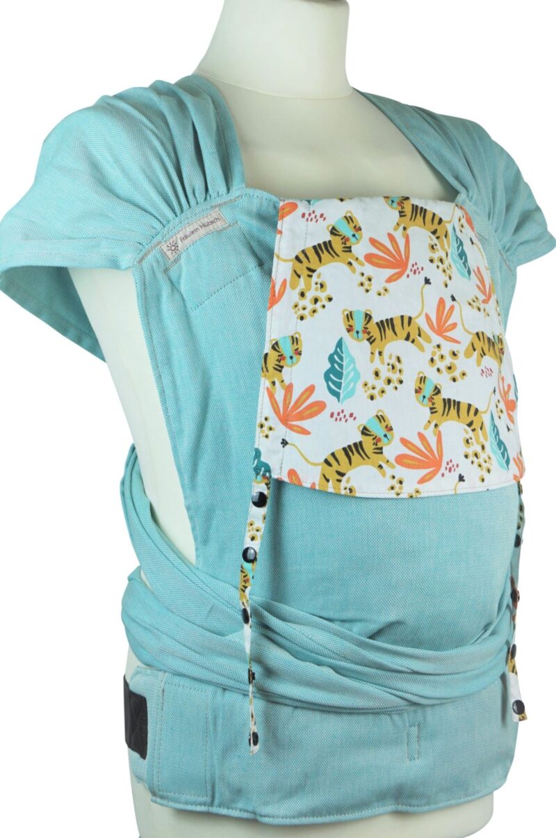 WrapCon Toddlersize Little Tiger Seitansicht Babytrage Fräulein Hübsch WrapCon Toddlersize Türkise Trage mit Tigern und Blättern auf der Kopfstütze