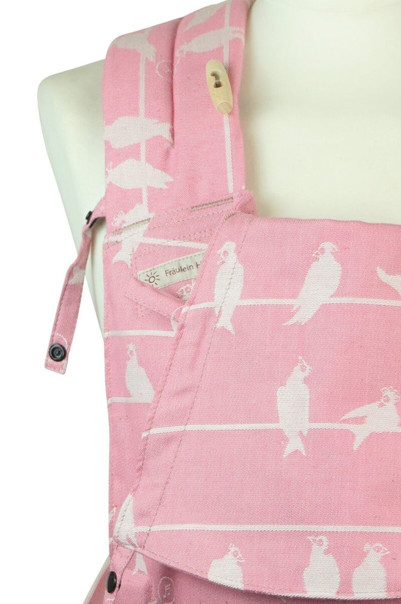 SoftTai Babysize BirdsOnAWire Rose Detailansicht Babytrage Fräulein Hübsch SoftTai Babysize in Rosa mit weißen Vögel