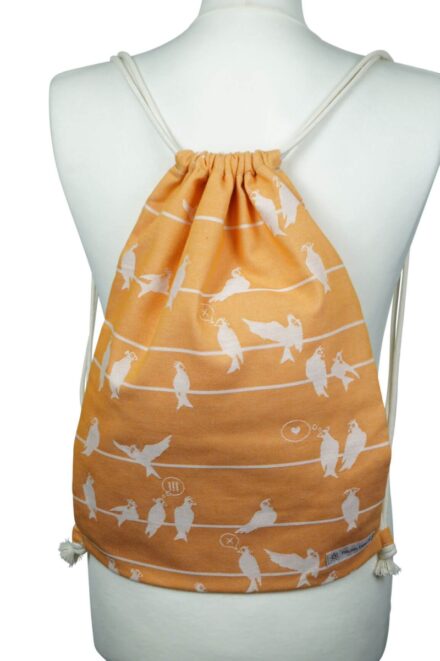 Fräulein Hübsch Stoffrucksack mit weißen Vögeln auf orangen Hintergrund und beiger Kordel
