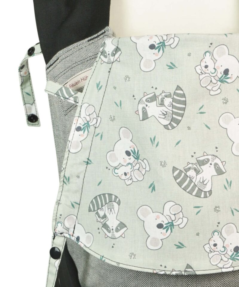 Mei Tai Babysize Babybear Detail Babycarrier Fräulein Hübsch Mei Tai Babysize Mei Tai Babysize Light Gray with Koala and Raccoons on Headrest and Black Shouldertraps